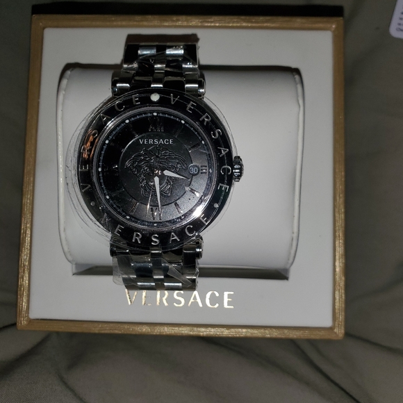 Versace V-Race - Picture 3 of 4